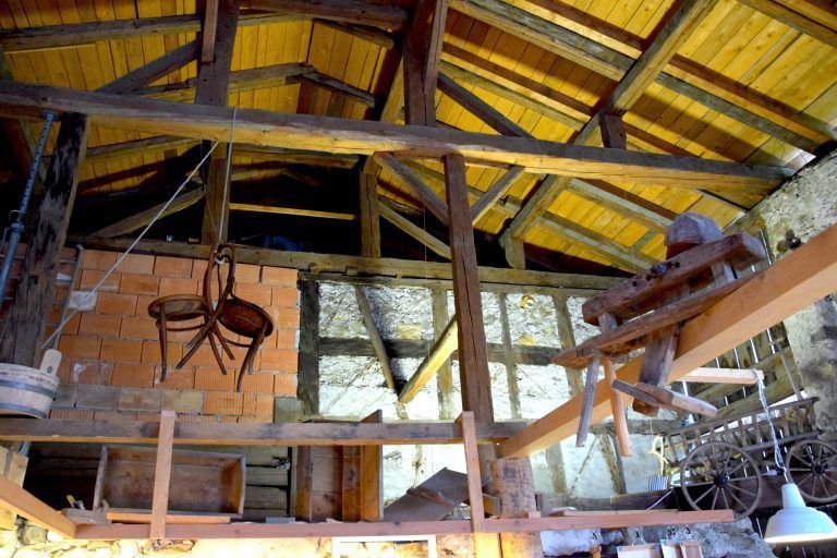 Sommeratelier des Künstlers Markus Khüny („Mäx Intarsien") in einem ehemaligen Ziegenstall. Auf Einladung von Markus Khüny zeigten dabei am fünften und zugleich letzten Ausstellungstag dieses Jahres auch die beiden Künstler Edith Mahner und Walter Zingerle ausgewählte Arbeiten.
