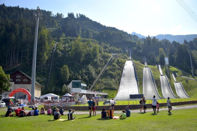 FIS Sommer Grand Prix und FIS Youth Cup, Montafon Nordic Sportzentrum, Schanzenanlage, Bewerb, Anlage tagsüber und am Abend während der Siegerehrung