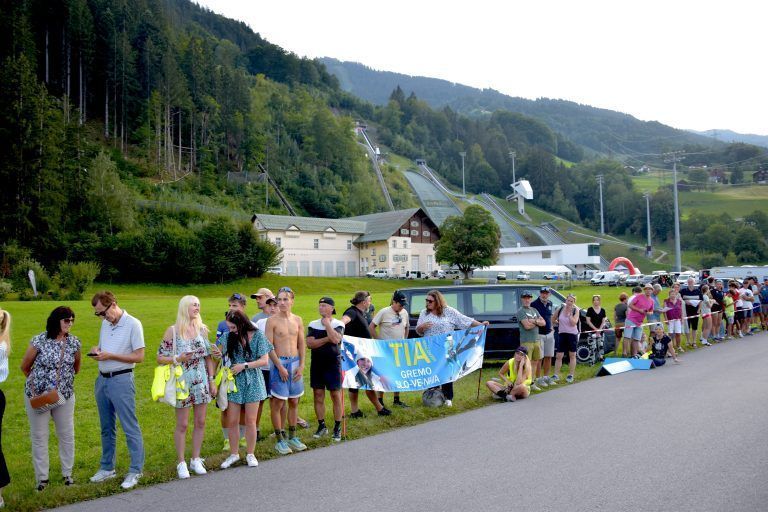 FIS Sommer Grand Prix und FIS Youth Cup, Montafon Nordic Sportzentrum, Schanzenanlage, Bewerb, Anlage tagsüber und am Abend während der Siegerehrung
