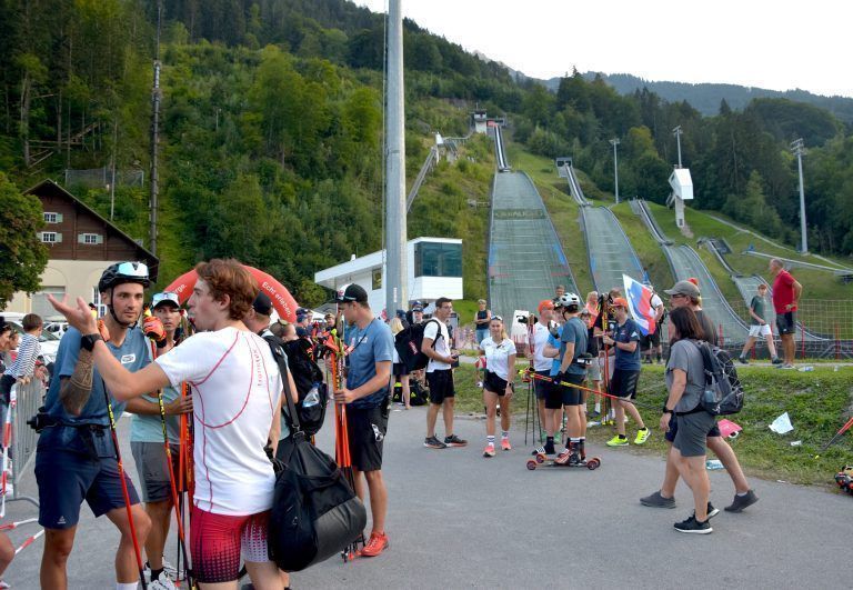 FIS Sommer Grand Prix und FIS Youth Cup, Montafon Nordic Sportzentrum, Schanzenanlage, Bewerb, Anlage tagsüber und am Abend während der Siegerehrung