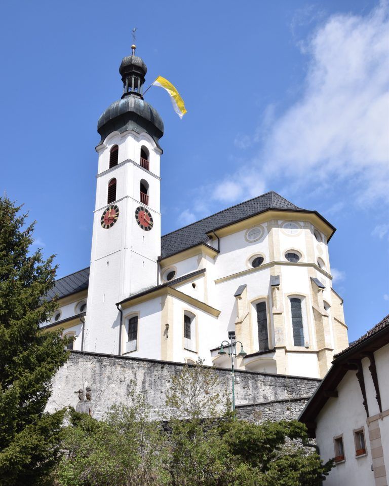 Zum Patrozinium der Pfarrkirche- und Wallfahrtskirche Tschagguns wird die Fahne wieder gehisst werden. Am 8. September 2024 (Mariae Geburt) jährt sich die Segnung der auf den Originalzustand zurückgeführten Kirchenorgel von Joseph Bergöntzle (1754 - 1819) zum 30. Mal. Bauzeit der Orgel: 1812 - 1816.