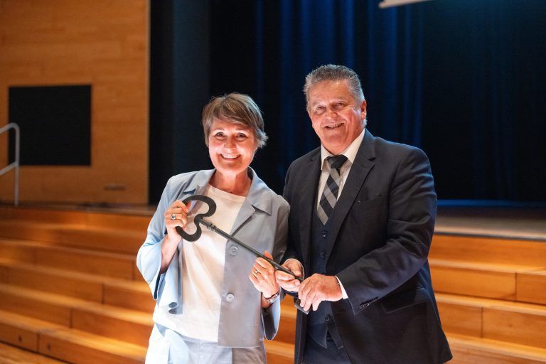 Amtsübergabe in Wolfurt. Bürgermeister Christian Natter übergibt an Angelika Moosbrugger