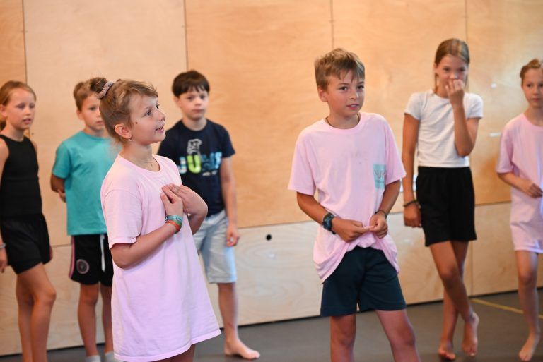 Bei einem richtigen Musical mitwirken. Eine ganze Woche üben die Kinder Text und Gesang, ehe für sie am Sonntag der Vorhang aufgeht und sie ihr Musical im dô vorführen. - © bvs