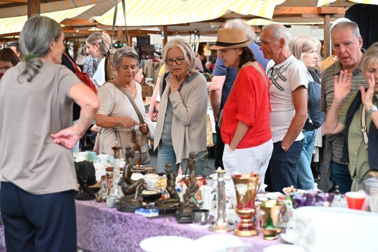 Beim zweitägigen Nachtflohmarkt können Besucherinnen und Besucher bis 22 Uhr stöbern und am Kirchplatz verweilen. - © bvs