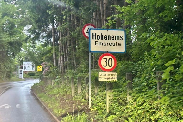 Verwirrende Verkehrsschilder, Tafeln Hohenems