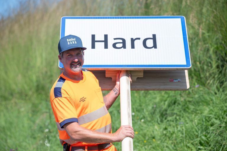 Erstes nachwachsendes Ortsschild Vorarlbergs