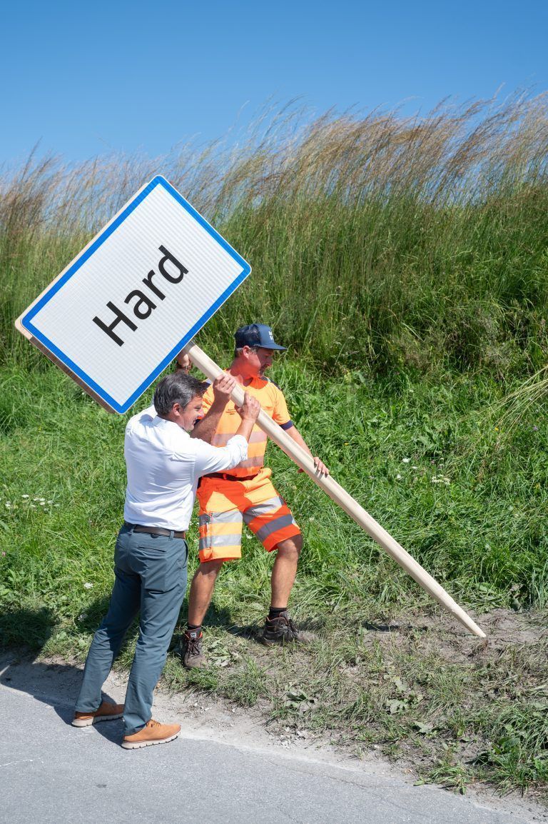 Erstes nachwachsendes Ortsschild Vorarlbergs