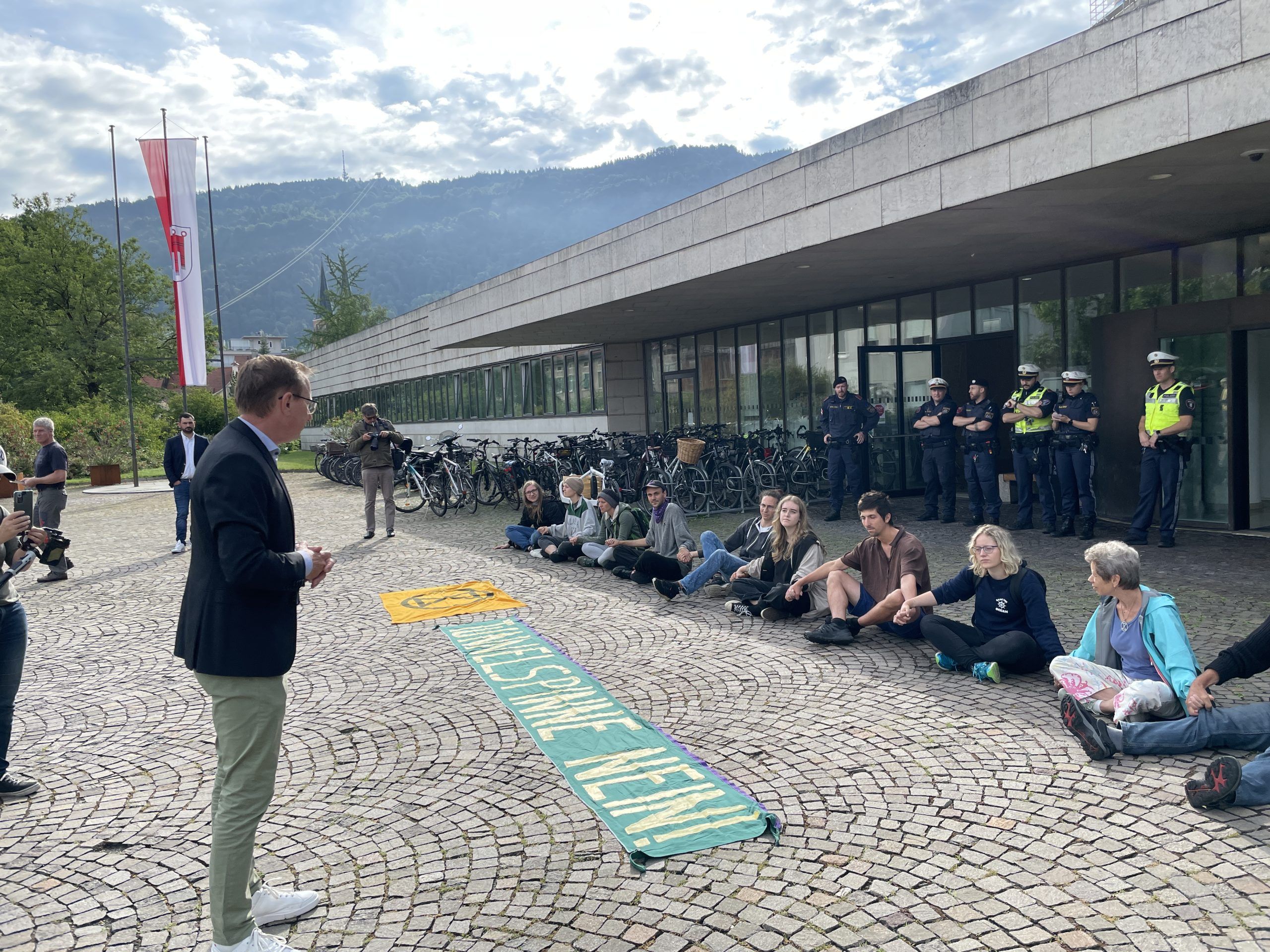 Klimaprotest vor dem Landhaus