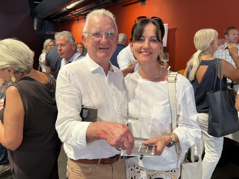 Ileana und Herbert Dietz beim Weißwein verkosten