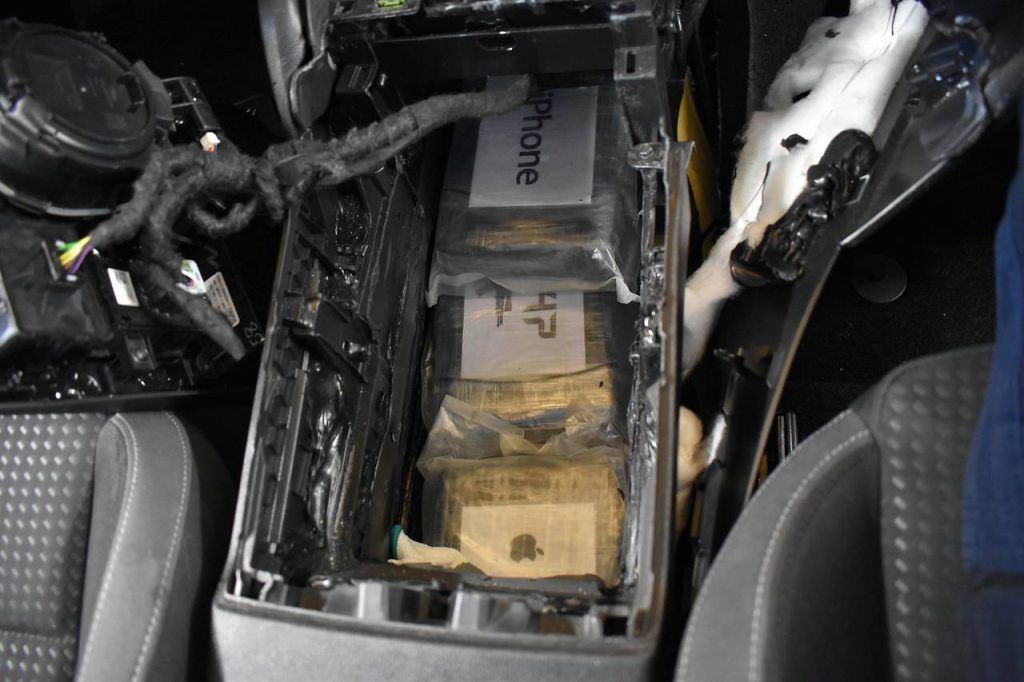 Mit 13 Kilogramm Kokain und Heroin im Auto erwischt