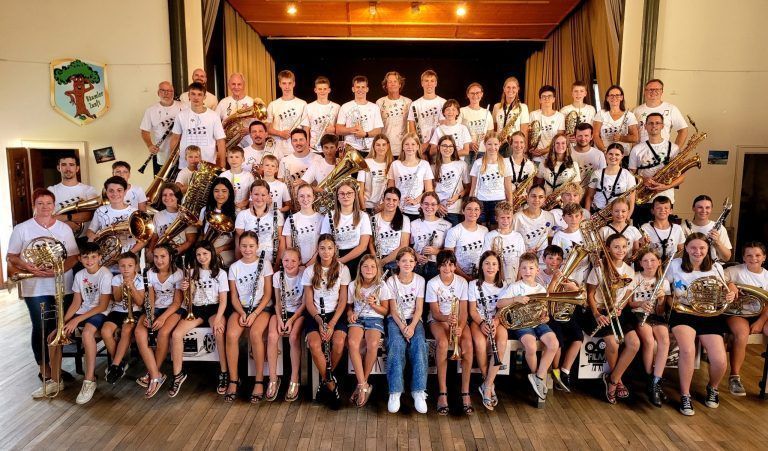 Mit einem bravourösen Konzert in der Lochauer Festhalle feierten die Lochauer Jungmusikanten und ihre Betreuer unter der Gesamtleitung von Stefan Nobis den Abschluss eines erfolgreichen Jungmusikanten-Ferienlagers. - © Schallert/BMS