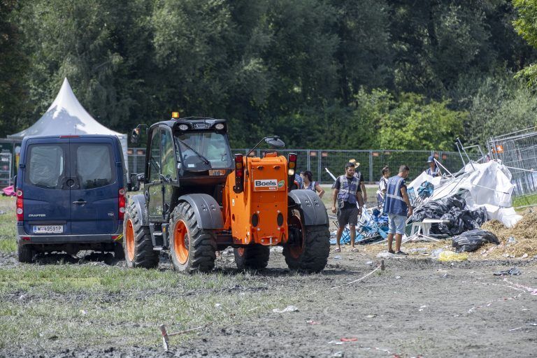 Szene Open Air Abbau Aufräumen