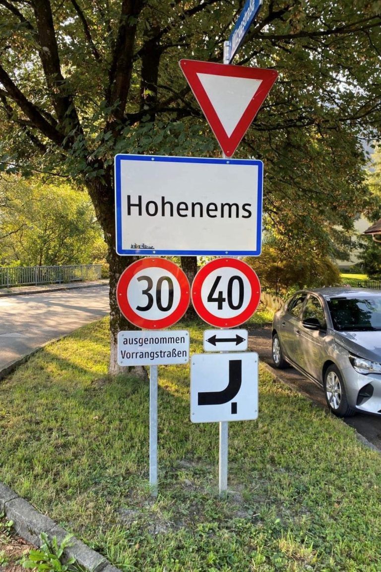 Verwirrende Verkehrsschilder, Tafeln Hohenems