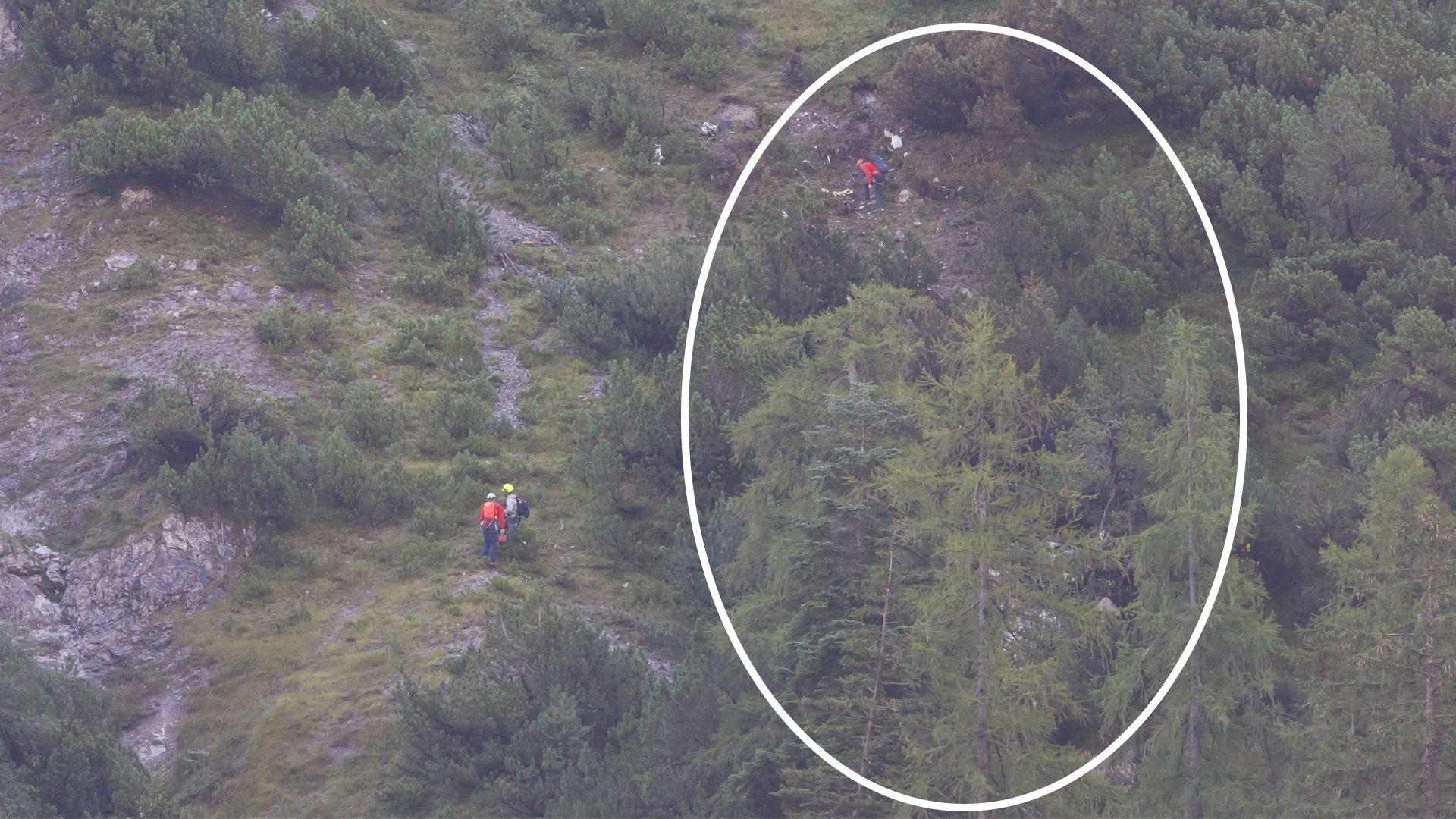 Unheimliche Theorie: Ist das Flugzeug bereits in der Luft zerfetzt? Bilder von der Aufprallstelle, toter Pilot gefunden