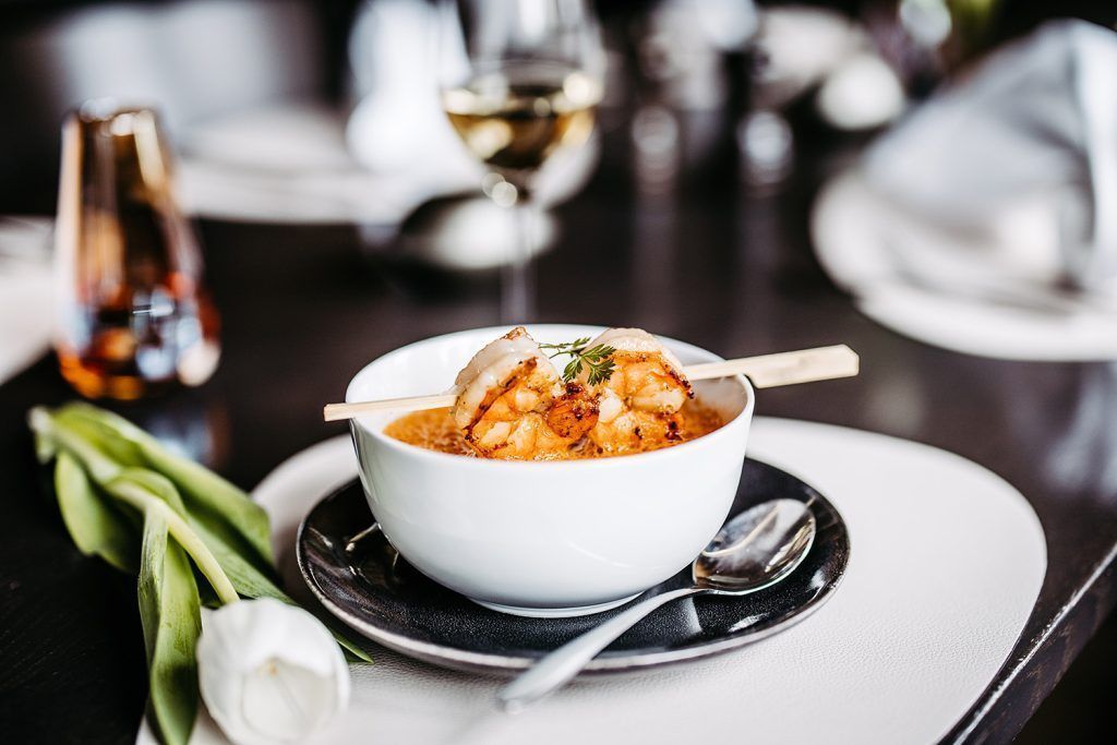 Kulinarisches Erlebnis: Paprikaschaumsuppe mit Black Tiger Garnelen
