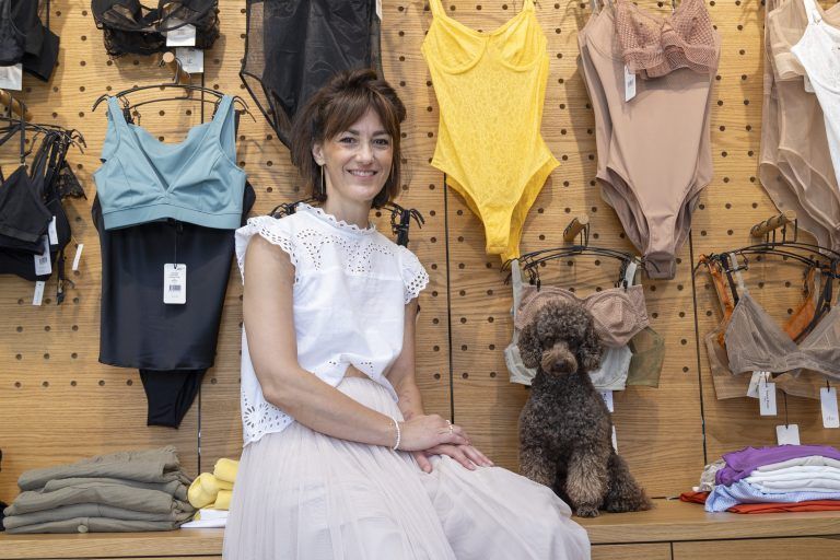 geschichte mit mirela poyssl, sie führt das dessousgeschäft clementine.