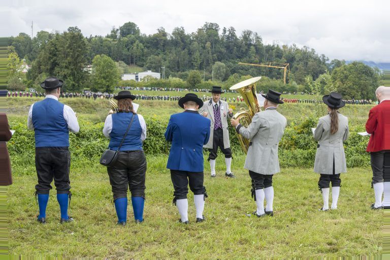 Weltrekordversuch Blasmusik die Festlichkeiten zum 100. Geburtstag des Vorarlberger Blasmusikverbandes (VBV) sind in vollem Gange: Nach der Ausstellungseröffnung „tuten & blasen“ im vorarlberg museum und dem „Zirkus Luft-i-Kuss“ im Festspielhaus folgt am 25. August ein weiterer Höhepunkt im Festkalender – der Auftritt von mehr als 6.000 Musiker:innen aus der Vierländerregion Bodensee am Vorarlberger und Schweizer […]