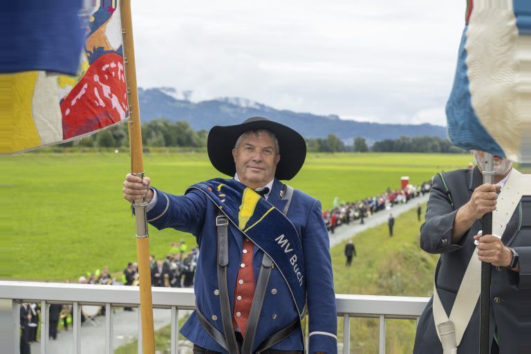 Weltrekordversuch Blasmusik die Festlichkeiten zum 100. Geburtstag des Vorarlberger Blasmusikverbandes (VBV) sind in vollem Gange: Nach der Ausstellungseröffnung „tuten & blasen“ im vorarlberg museum und dem „Zirkus Luft-i-Kuss“ im Festspielhaus folgt am 25. August ein weiterer Höhepunkt im Festkalender – der Auftritt von mehr als 6.000 Musiker:innen aus der Vierländerregion Bodensee am Vorarlberger und Schweizer […]