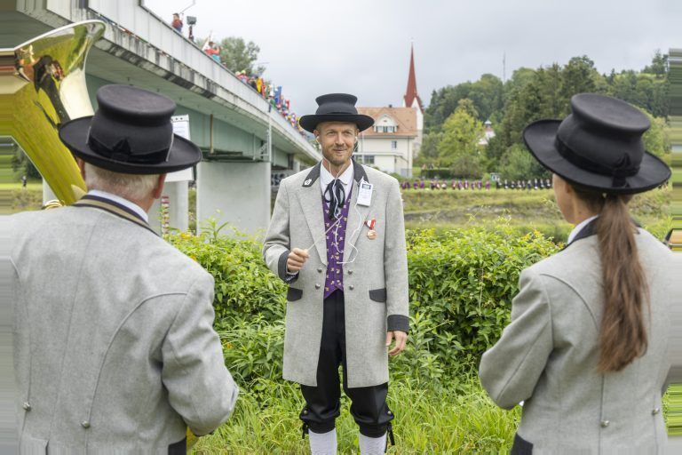 Weltrekordversuch Blasmusik die Festlichkeiten zum 100. Geburtstag des Vorarlberger Blasmusikverbandes (VBV) sind in vollem Gange: Nach der Ausstellungseröffnung „tuten & blasen“ im vorarlberg museum und dem „Zirkus Luft-i-Kuss“ im Festspielhaus folgt am 25. August ein weiterer Höhepunkt im Festkalender – der Auftritt von mehr als 6.000 Musiker:innen aus der Vierländerregion Bodensee am Vorarlberger und Schweizer […]