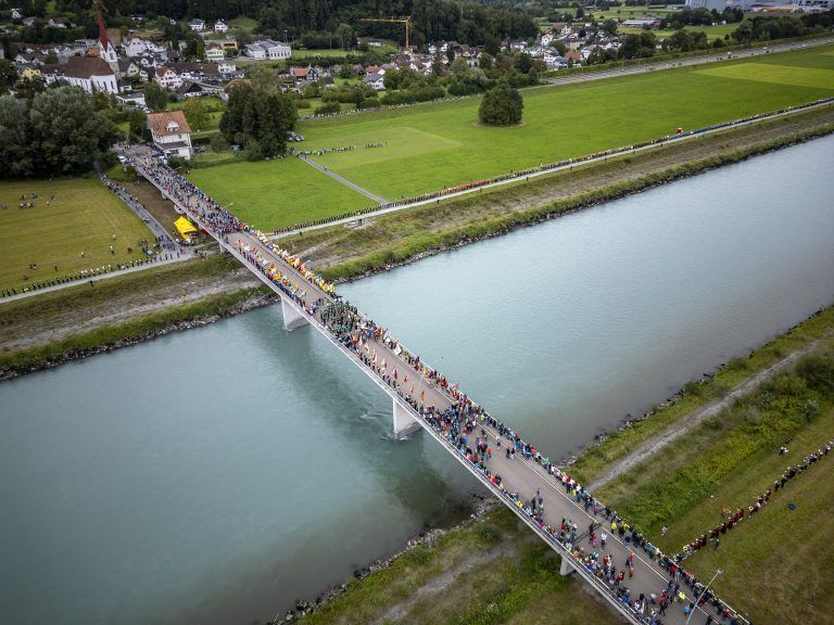 Drohne Bild von oben Luftbild Luftaufnahme Drohnenfoto Drohnenbild Weltrekordversuch Blasmusik die Festlichkeiten zum 100. Geburtstag des Vorarlberger Blasmusikverbandes (VBV) sind in vollem Gange: Nach der Ausstellungseröffnung „tuten & blasen“ im vorarlberg museum und dem „Zirkus Luft-i-Kuss“ im Festspielhaus folgt am 25. August ein weiterer Höhepunkt im Festkalender – der Auftritt von mehr als 6.000 Musiker:innen […]