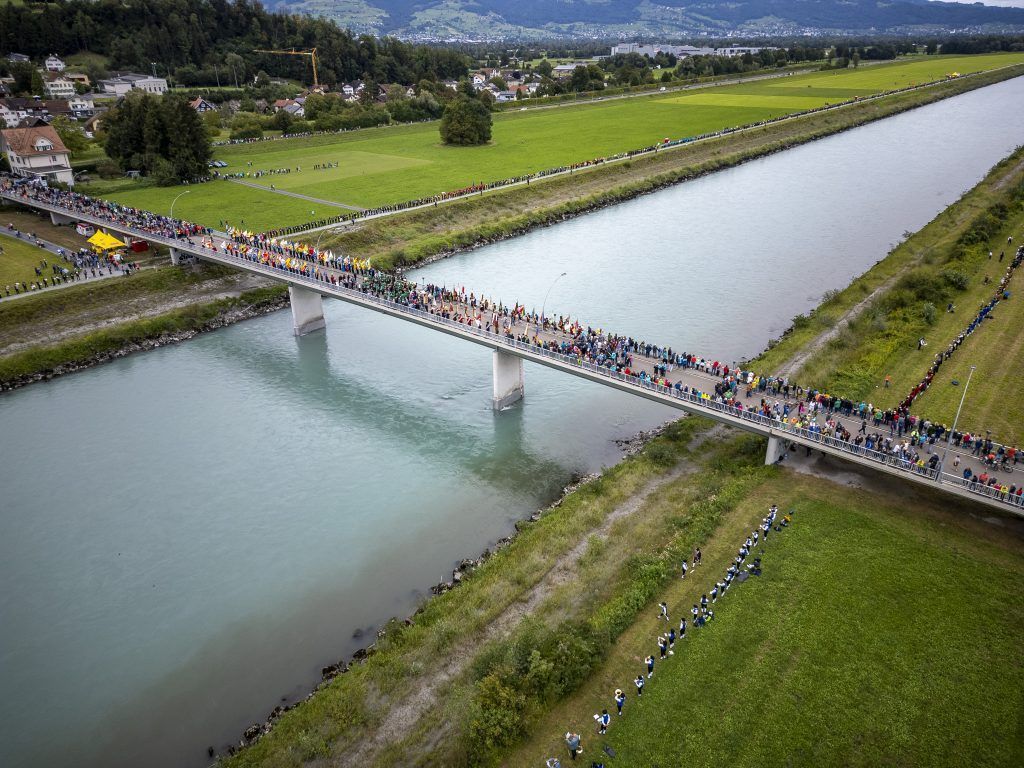 Transnationale Klangwolke: 3500 Blasmusiker stellen Seite an Seite Weltrekord am Rheinufer auf