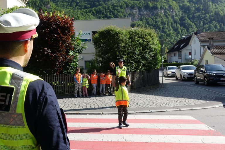 Das richtige Überqueren eines Schutzweges will gelernt sein.