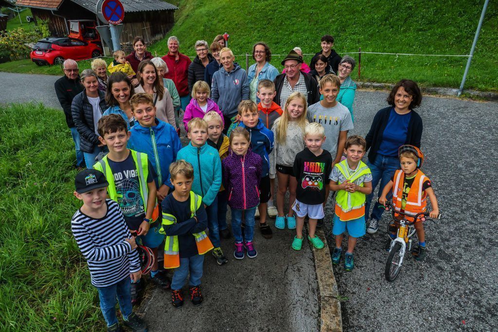 Entfernter Zebrastreifen besorgt Mütter, Infos us Leserbrief: Kurz vor Schulbeginn wurde am Oberfallenberg ohne Mitteilung einfach der Fußgängerübergang samt Hinweisschildern entfernt. Wir haben bis zu 20 Kindergarten- bzw. Schulkinder, die mittags über die vielbefahrene Bödelestraße müssen. Lt. Aussage vom Land Vorarlberg sei es “sicherer” für die Kinder, wenn sie mit Handzeichen die Straße überqueren.Entfernter Zebrastreifen […]