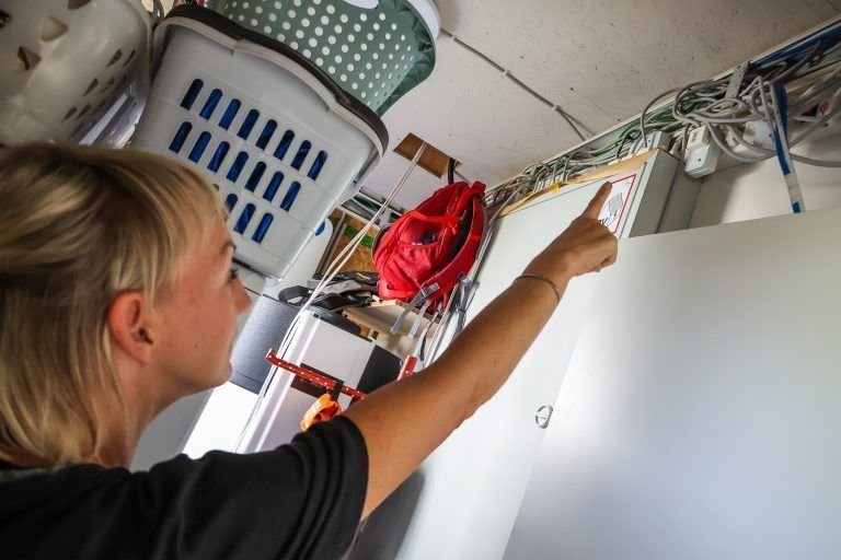 Wohntraum wird zum Albtraum, Häusle-Bauerin, die Opfer eines Streits zwischen der Bauleitung und einer Handwerksfirma wurde. Das Haus wird nicht fertiggestellt, sie lebt in einem halb fertigen Haus.