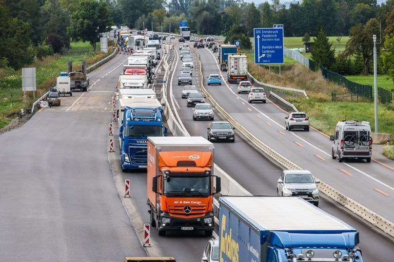 stau a14, baustelle von dornbirn west richtung dornbirn nord, gegen 12:00 uhr