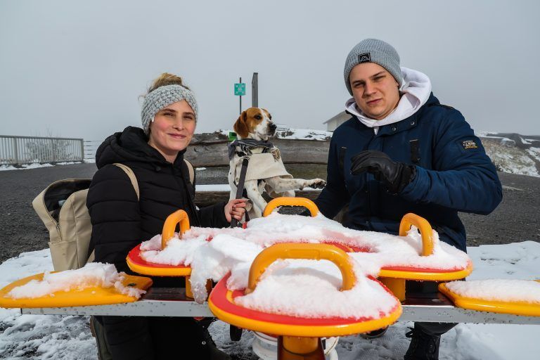 wetter feature, wetterfeature, schnee, wintereinbruch am lünersee, ryan und laura und hund bolle (aus frankfurt am main, machen bis 20.9. urlaub in vorarlberg, waren über den wetterumschwung überrascht)