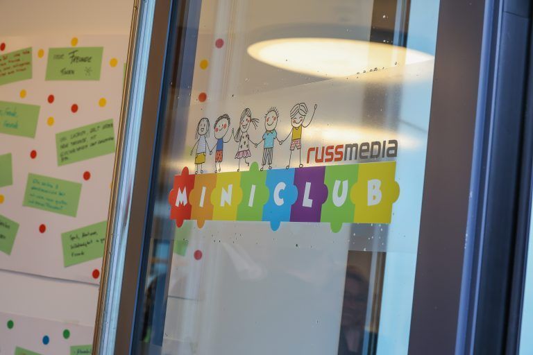 Russmedia MiniClub Eröffnung, Foto mit Barbara Schöbi-Fink, Bürgermeister Schwarzach etc. Fotos vom neuen MiniClub, zudem mit Fabian, dem Sohn von Markus Moosbrugger, wenn er quasi sein neues Spielzuhause in Beschlag nimmt.