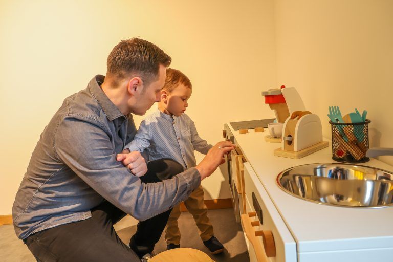 Russmedia MiniClub Eröffnung, Foto mit Barbara Schöbi-Fink, Bürgermeister Schwarzach etc. Fotos vom neuen MiniClub, zudem mit Fabian, dem Sohn von Markus Moosbrugger, wenn er quasi sein neues Spielzuhause in Beschlag nimmt.