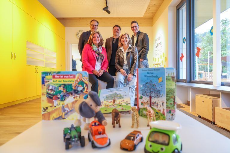 Russmedia MiniClub Eröffnung, Foto mit Barbara Schöbi-Fink, Bürgermeister Schwarzach etc. Fotos vom neuen MiniClub, zudem mit Fabian, dem Sohn von Markus Moosbrugger, wenn er quasi sein neues Spielzuhause in Beschlag nimmt.