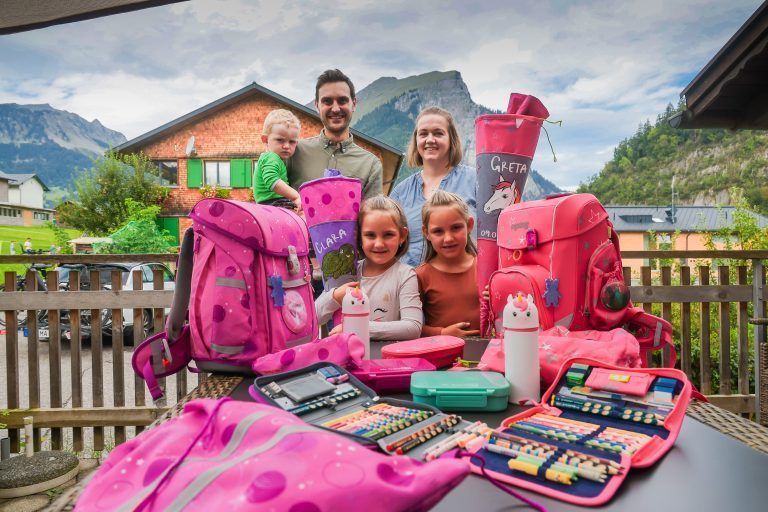 Erstklässler – Vorbereitungen auf den neuen Lebensabschnitt, Bilder von den Zwillingen Greta und Clara mit Schulsachen usw. machen – evtl. auch mit Mama, Papa
