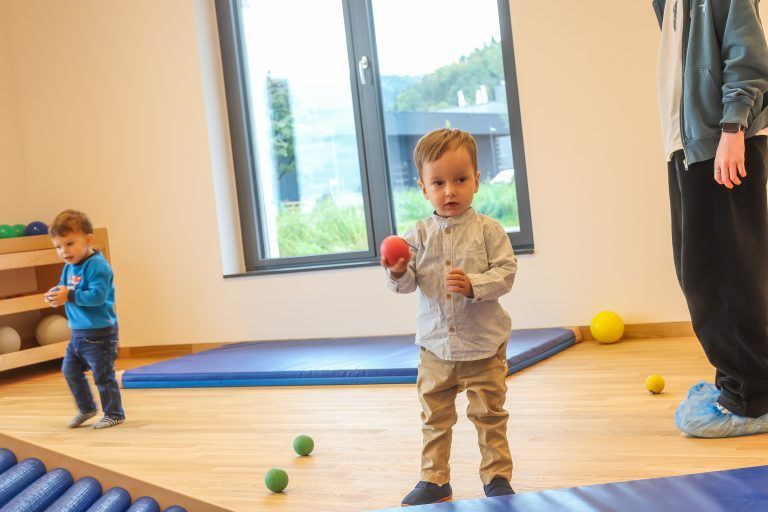 Russmedia MiniClub Eröffnung, Foto mit Barbara Schöbi-Fink, Bürgermeister Schwarzach etc. Fotos vom neuen MiniClub, zudem mit Fabian, dem Sohn von Markus Moosbrugger, wenn er quasi sein neues Spielzuhause in Beschlag nimmt.