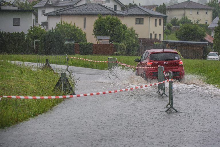 hochwasser, strau§enweg in hrbranz, gegen 15:00 uhrhochwasser, regen, wetter, starkregen, strau§enweg in hrbranz, gegen 15:00 uhr