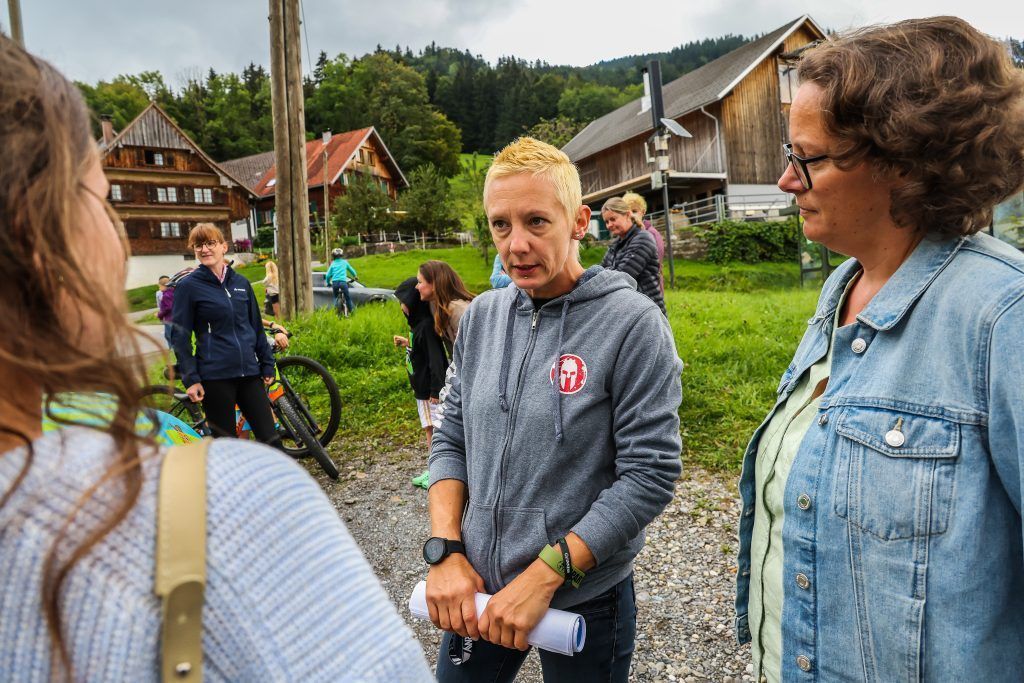 Entfernter Zebrastreifen besorgt Mütter, Infos us Leserbrief: Kurz vor Schulbeginn wurde am Oberfallenberg ohne Mitteilung einfach der Fußgängerübergang samt Hinweisschildern entfernt. Wir haben bis zu 20 Kindergarten- bzw. Schulkinder, die mittags über die vielbefahrene Bödelestraße müssen. Lt. Aussage vom Land Vorarlberg sei es “sicherer” für die Kinder, wenn sie mit Handzeichen die Straße überqueren.Entfernter Zebrastreifen […]