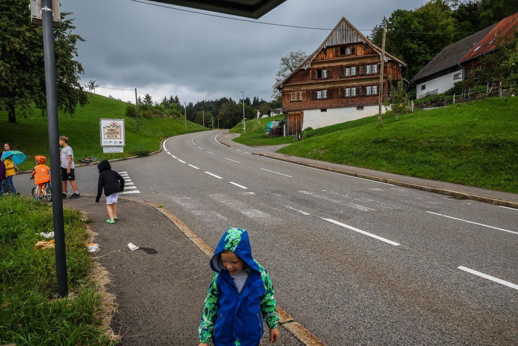 Entfernter Zebrastreifen besorgt Mütter, Infos us Leserbrief: Kurz vor Schulbeginn wurde am Oberfallenberg ohne Mitteilung einfach der Fußgängerübergang samt Hinweisschildern entfernt. Wir haben bis zu 20 Kindergarten- bzw. Schulkinder, die mittags über die vielbefahrene Bödelestraße müssen. Lt. Aussage vom Land Vorarlberg sei es “sicherer” für die Kinder, wenn sie mit Handzeichen die Straße überqueren.Entfernter Zebrastreifen […]