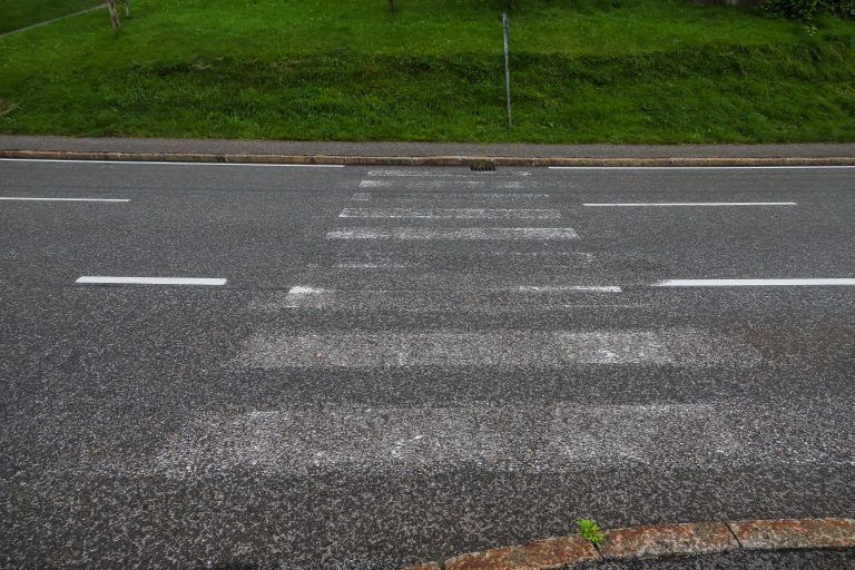Entfernter Zebrastreifen besorgt Mütter, Infos us Leserbrief: Kurz vor Schulbeginn wurde am Oberfallenberg ohne Mitteilung einfach der Fußgängerübergang samt Hinweisschildern entfernt. Wir haben bis zu 20 Kindergarten- bzw. Schulkinder, die mittags über die vielbefahrene Bödelestraße müssen. Lt. Aussage vom Land Vorarlberg sei es “sicherer” für die Kinder, wenn sie mit Handzeichen die Straße überqueren.Entfernter Zebrastreifen […]