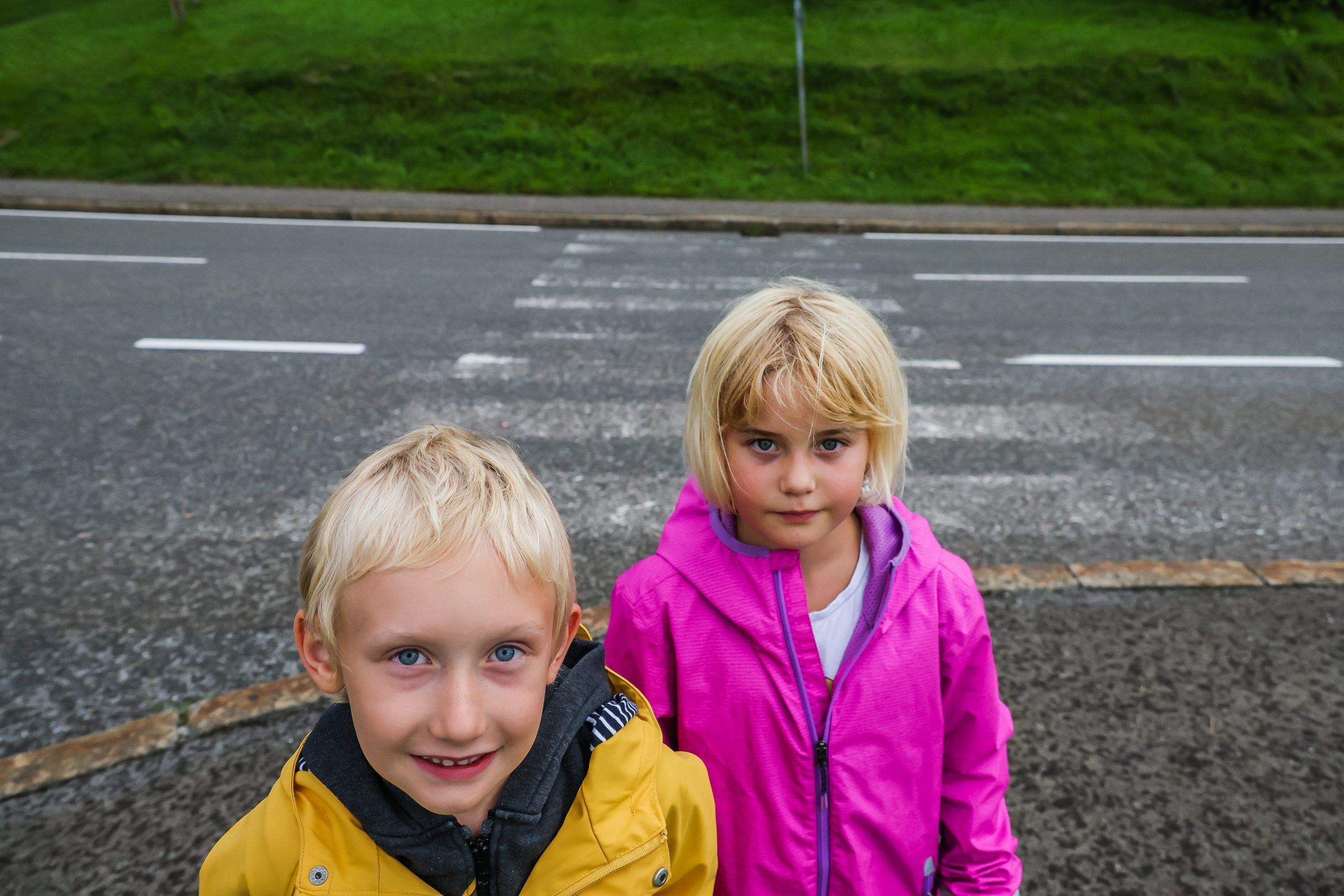 Entfernter Zebrastreifen besorgt Mütter, Infos us Leserbrief: Kurz vor Schulbeginn wurde am Oberfallenberg ohne Mitteilung einfach der Fußgängerübergang samt Hinweisschildern entfernt. Wir haben bis zu 20 Kindergarten- bzw. Schulkinder, die mittags über die vielbefahrene Bödelestraße müssen. Lt. Aussage vom Land Vorarlberg sei es “sicherer” für die Kinder, wenn sie mit Handzeichen die Straße überqueren.Entfernter Zebrastreifen […]
