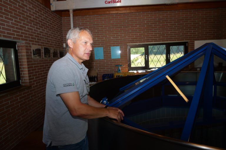 Johannes Marte, Bereichsleiter Wasser der Stadtwerke Feldkirch, zeigt die moderne Technik des Horizontalfilterbrunnens im Frastanzer Ried. - "Frastanz entdecken" auf den Spuren der Wasserversorgung - Wasserversorgung, Frastanz entdecken
