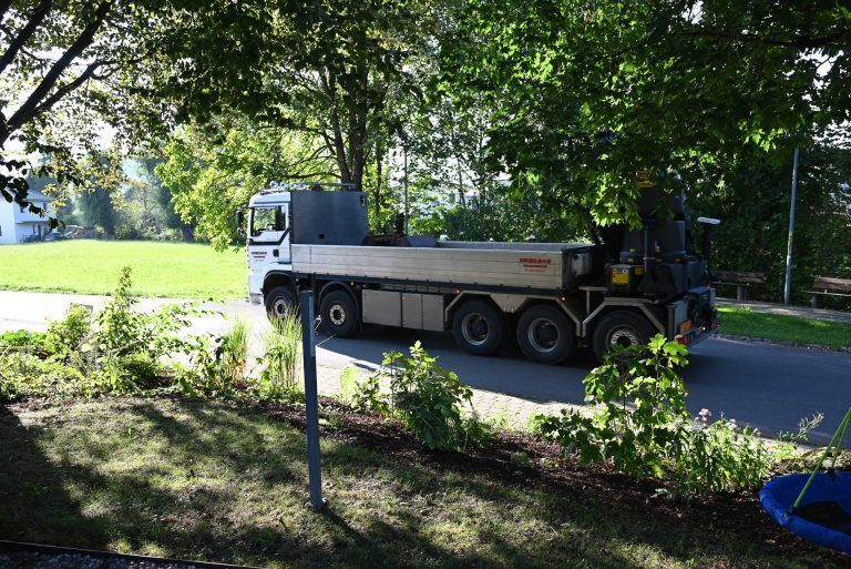 Täglich missachten LKWs das Fahrverbot und wählen ebenfalls diese Straße, die nicht für diese Art des Verkehrs konzipiert wurde. - Anrainer fordern Maßnahmen zur Verkehrsberuhigung - Anrainer fordern Maßnahmen zur Verkehrsberuhigung