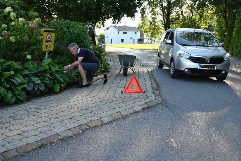 Guntram Bösch hat ein ungutes Gefühl bei der Gartenarbeit. - Anrainer fordern Maßnahmen zur Verkehrsberuhigung - Anrainer fordern Maßnahmen zur Verkehrsberuhigung