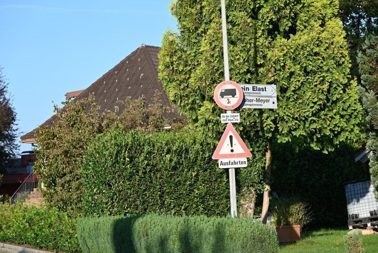 Trotz Beschilderung missachten die LKWs das Fahrverbot und wählen den Bettleweg als Durchzugsstraße. - Anrainer fordern Maßnahmen zur Verkehrsberuhigung - Anrainer fordern Maßnahmen zur Verkehrsberuhigung