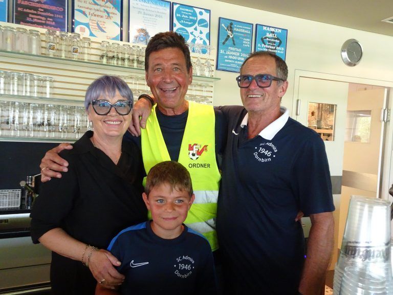 Auch in der Küche ein eingespieltes Team: Erika und Reini Peer mit Admira-Präsident Gerhard "Bubu" Ritter und dessen Enkel Valentin. - Hitze, Teamgeist und unvergessliche Momente - SC Admira Sommercamp