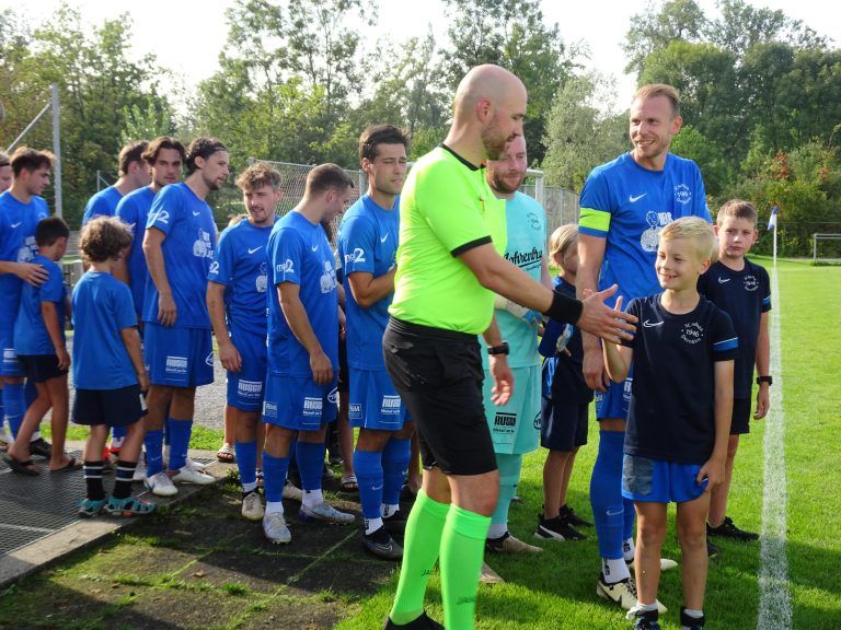 Ein besonderer Moment und Höhepunkt beim diesjährigen Fußballcamp - das Einlaufen mit der Kampfmannschaft. - Hitze, Teamgeist und unvergessliche Momente - SC Admira Sommercamp