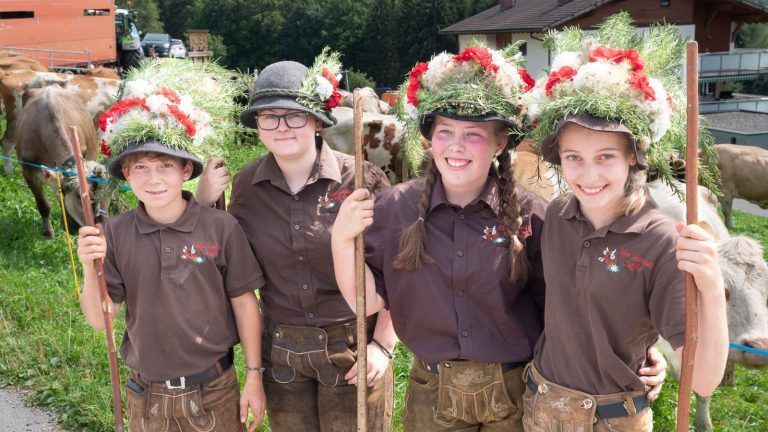 Junghirten (Pfister) Lukas (12), Lucy (14), Kathrin (14) und Sofia (11) - Fraxner Alpabtrieb von den Alpen Maiensäß und Staffelalpe