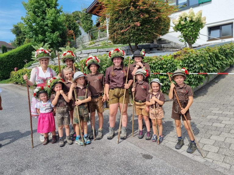 Begeisterte, angehende Hirten mit Verena Fetz und ihren beiden Kinder - Fraxner Alpabtrieb von den Alpen Maiensäß und Staffelalpe