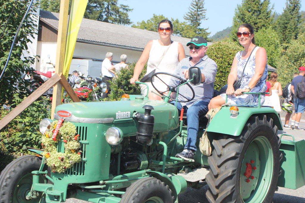 Oldtimer-Frühschoppen in Muntlix: Ein Fest für Jung und Alt mit seltenen Fahrzeugen