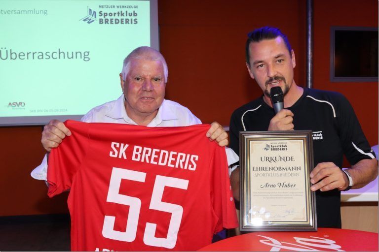 Arno Huber erhält Trikot von Philipp Preiml - SK Brederis JHV